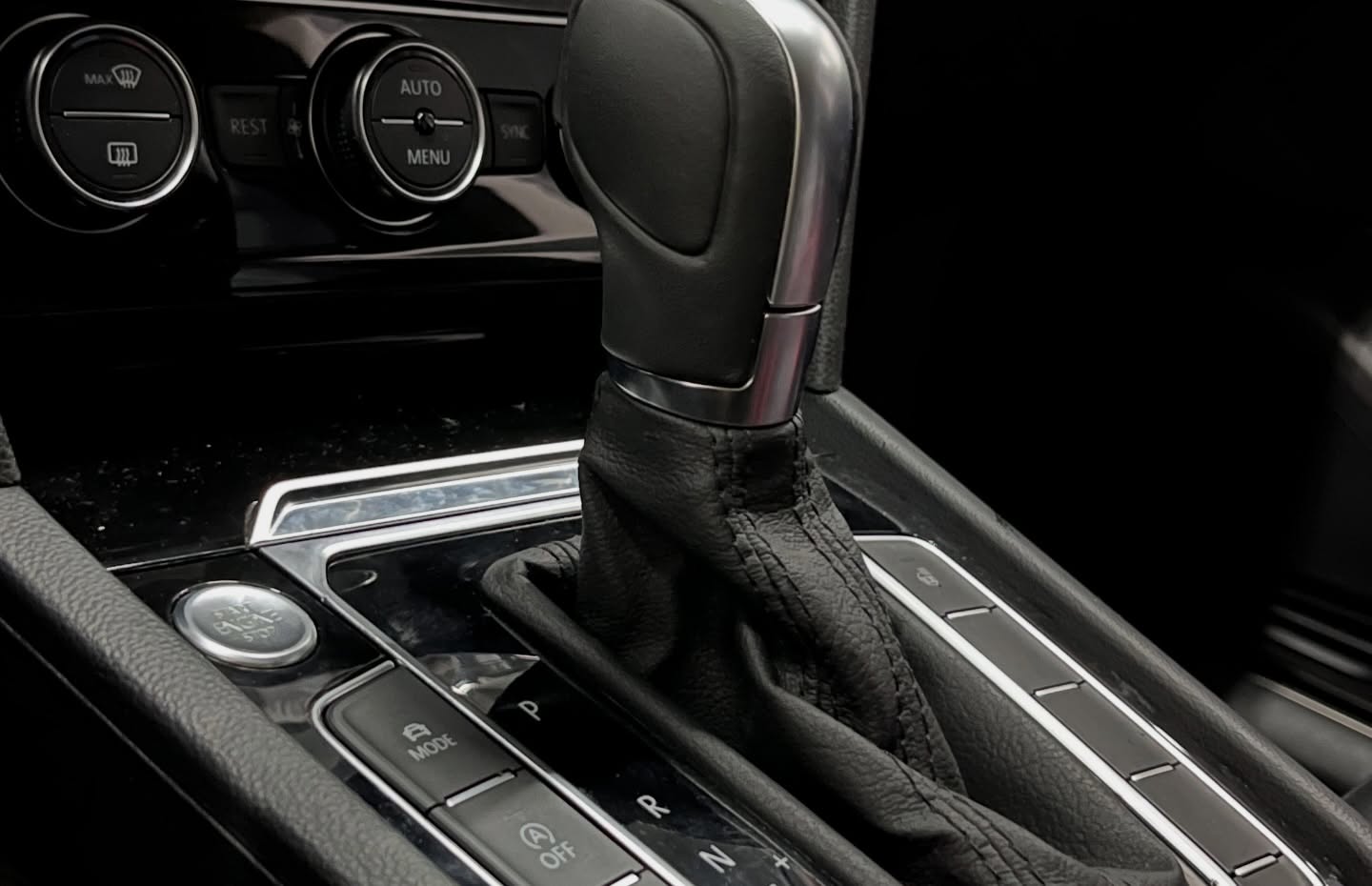 Изработка на автомобилен маншон от кожа